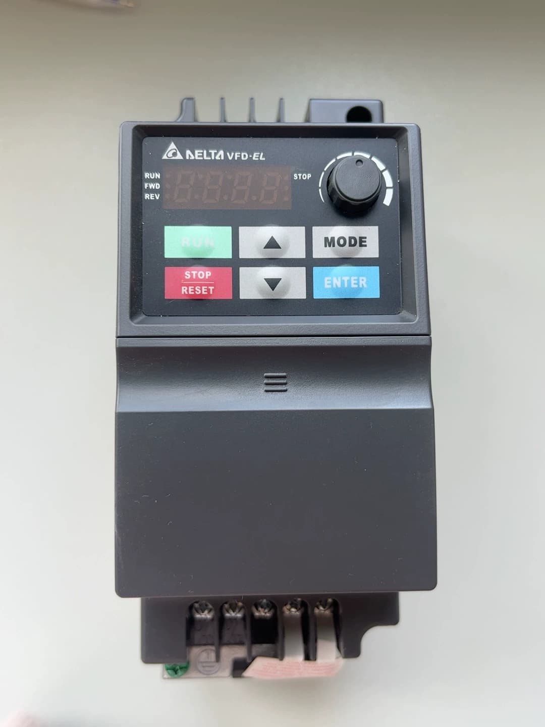 Servomotore di azionamento dei convertitori di frequenza Delta VFD007EL21A originale e genuino al 100%.