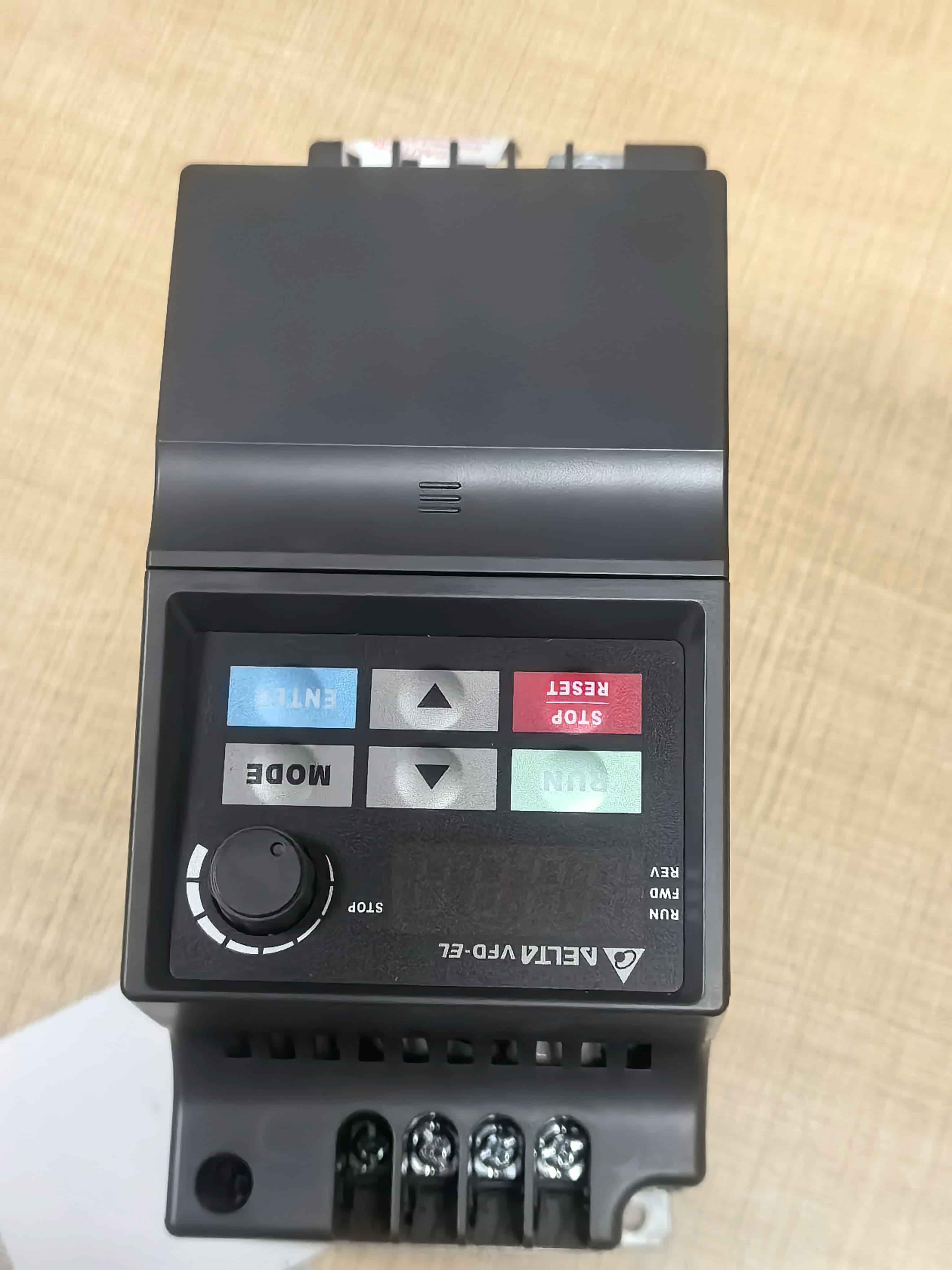 Servomotore di azionamento dei convertitori di frequenza Delta VFD007EL43A originale e genuino al 100% nuovo di zecca