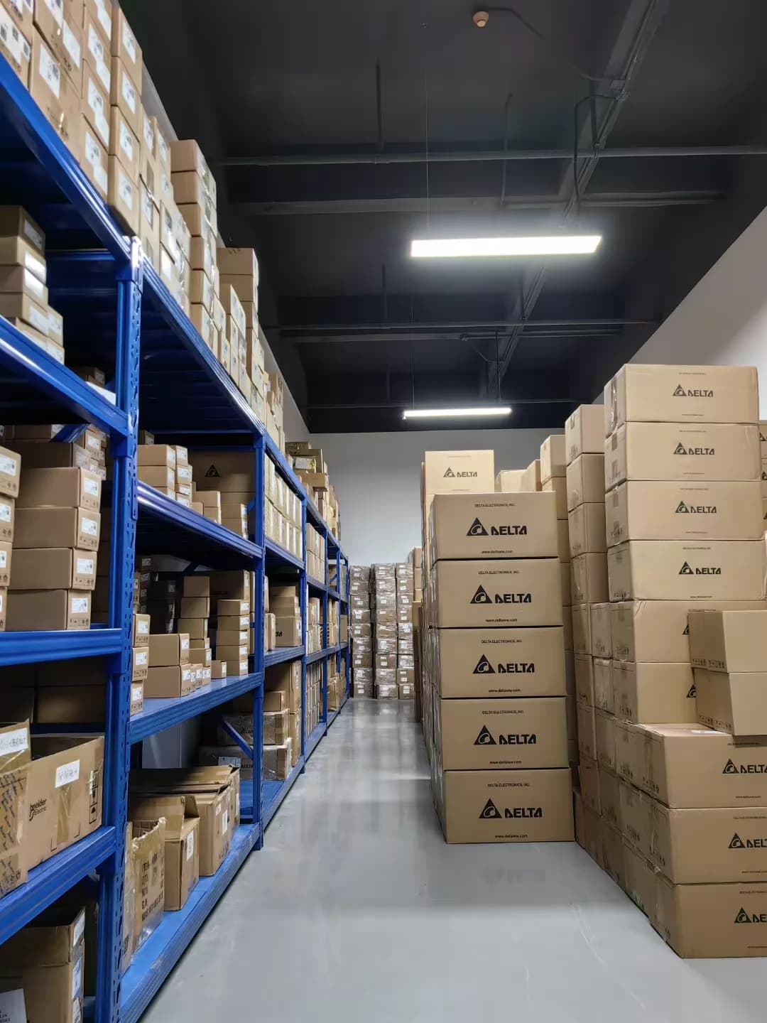 Servomotore di azionamento Delta VFD040C43A-21 convertitore di frequenza originale e genuino al 100% nuovo di zecca