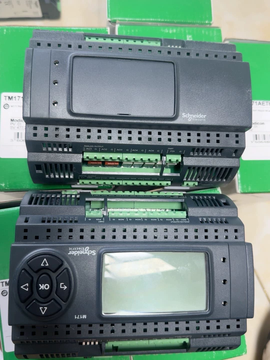 Convertitori di frequenza, interruttori automatici, contattori, dispositivi di protezione Schneider TM171PDM27R nuovissimo, originale e genuino al 100%