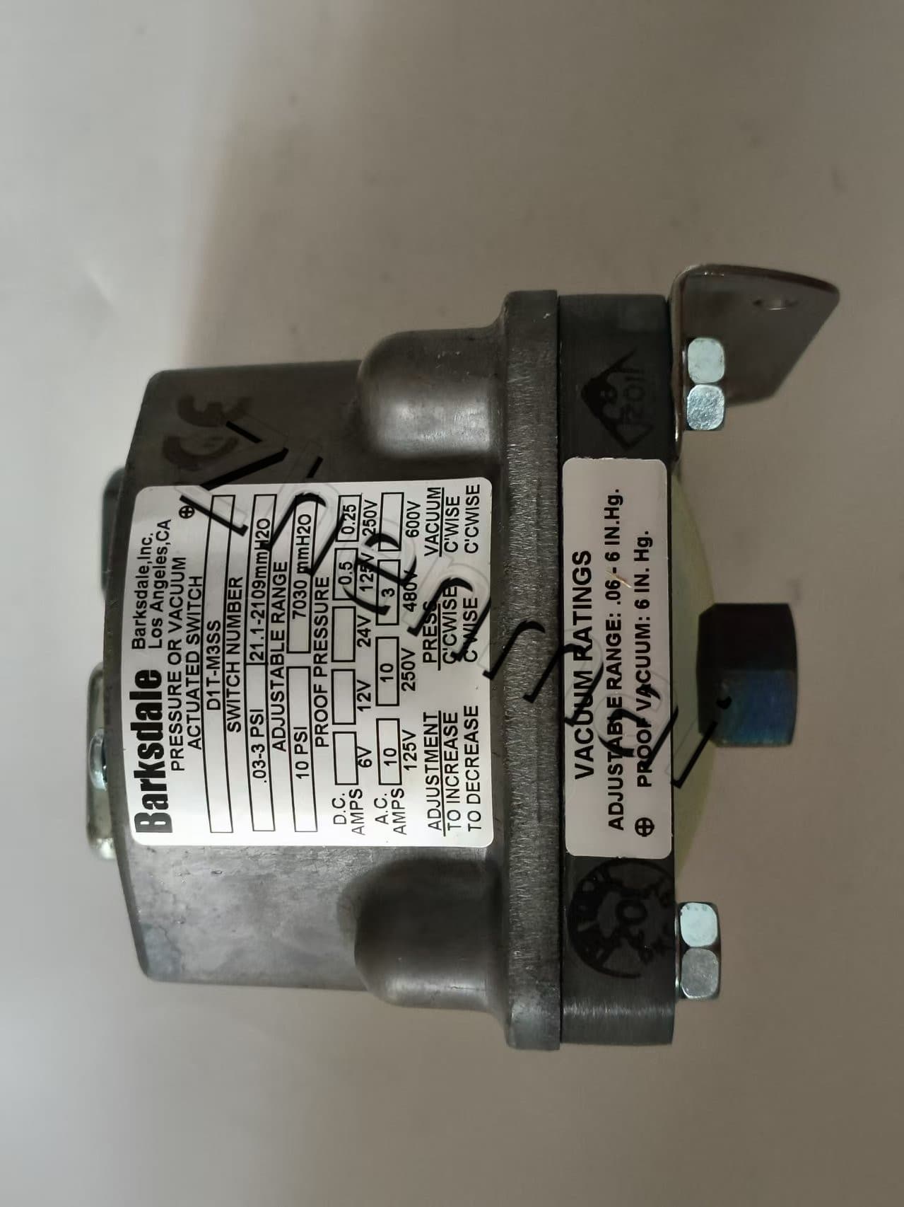 Nuovissimo originale Barksdale D1T-M3SS Sensore di pressione Interruttore di livello Flussostato Pressostato Spedizione veloce