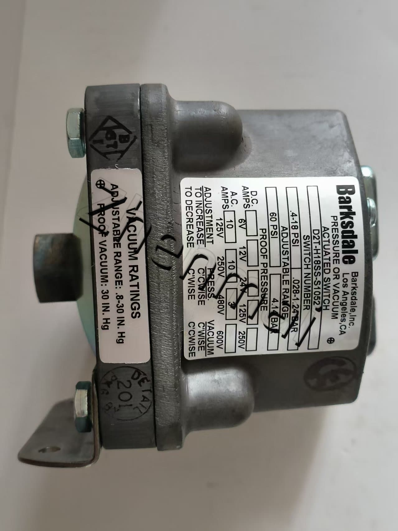 Brand New Original Barksdale D2T-H18SS-S1052 Sensore di pressione Livellostato Flussostato Pressostato Spedizione veloce
