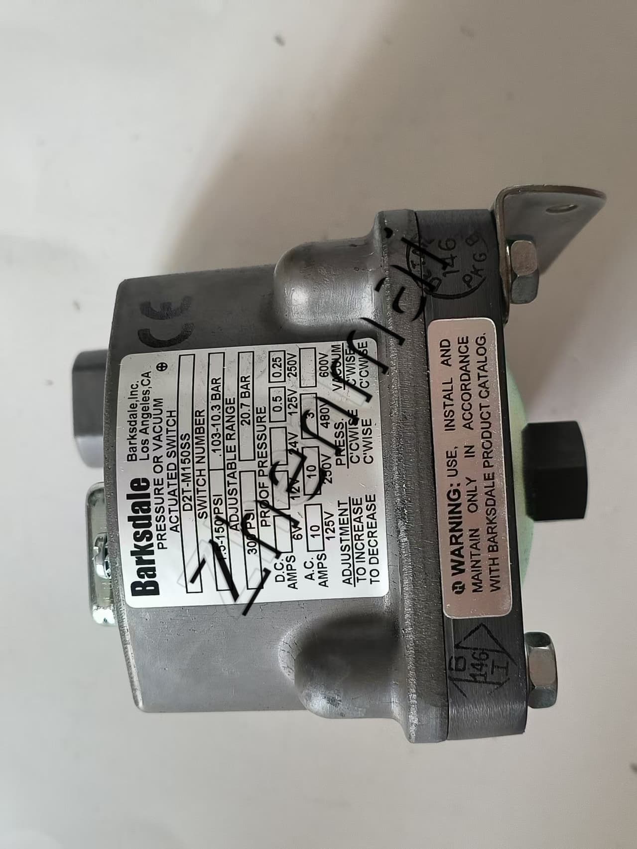 Nuovissimo originale Barksdale D2T-M150SS Sensore di pressione Interruttore di livello Flussostato Pressostato Spedizione veloce