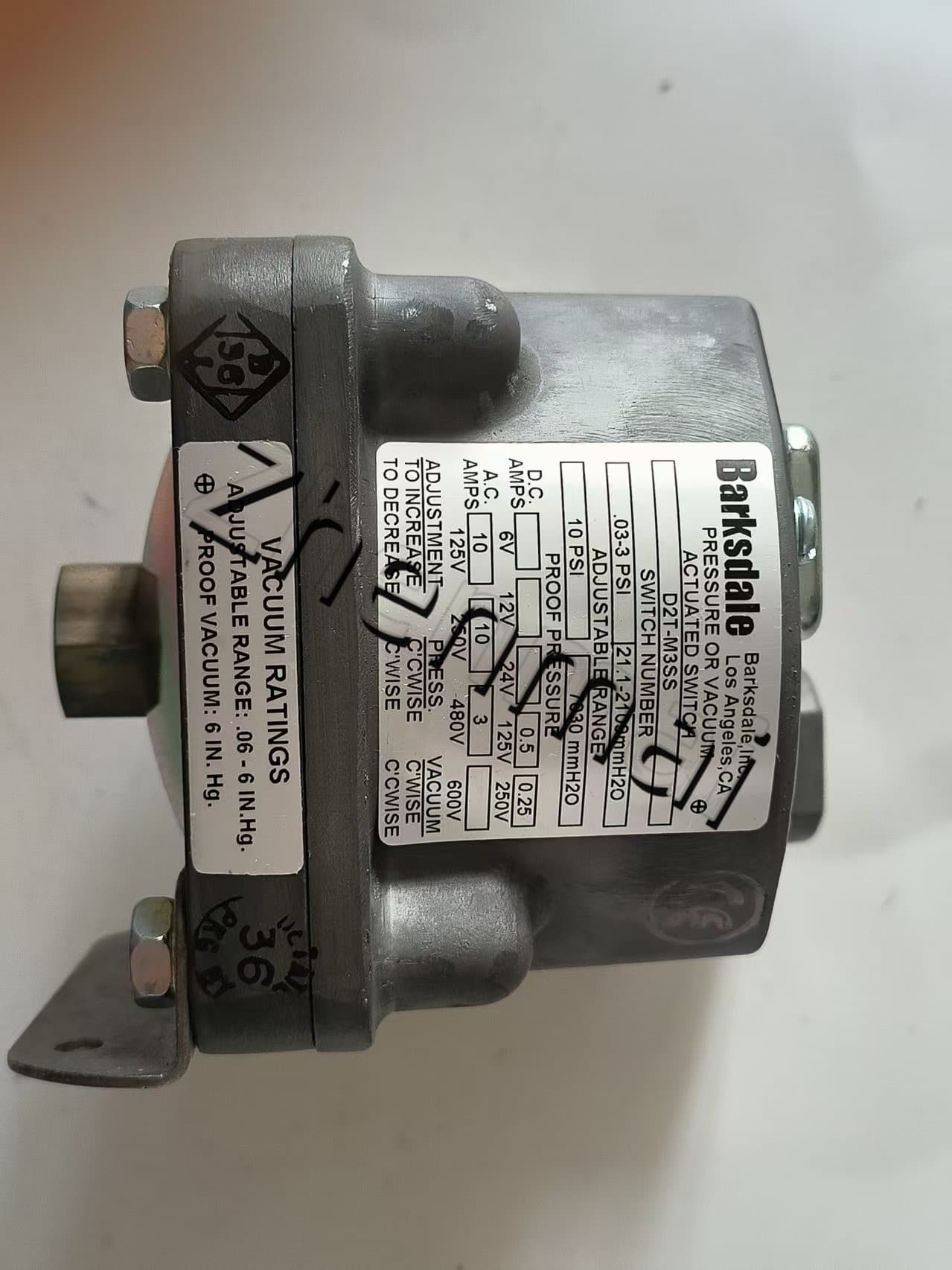 Nuovissimo originale Barksdale D2T-M3SS Sensore di pressione Interruttore di livello Flussostato Pressostato Spedizione veloce