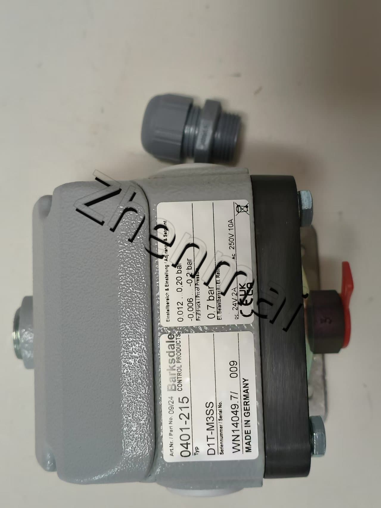 Brand New Original Barksdale DD1T-M3SS 0401-215 Sensore di pressione Interruttore di livello Flussostato Pressostato Spedizione veloce