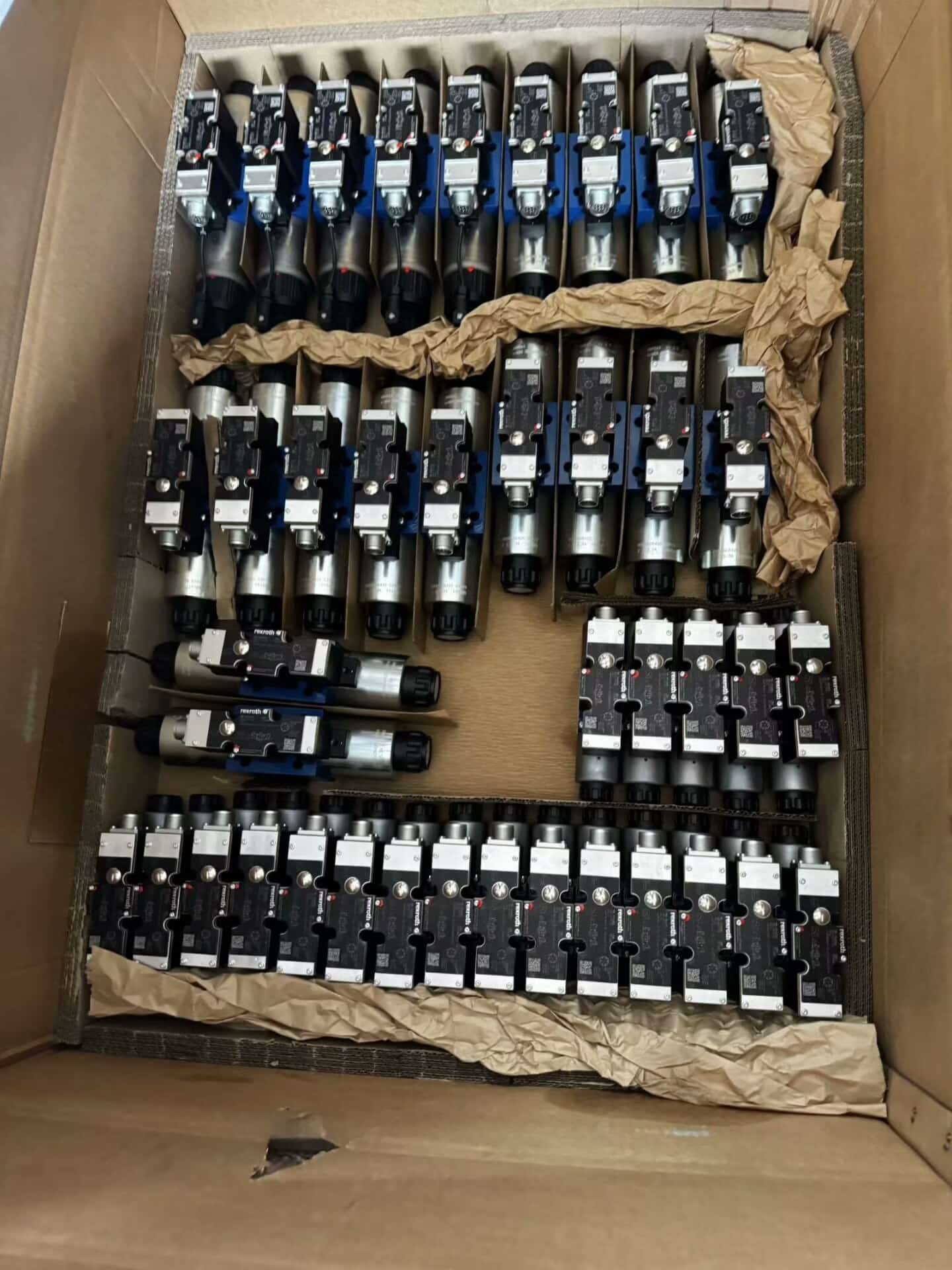 Brand New Original Bosch Rexroth Servo drive Valvola proporzionale 4WRKE10W8-100L-3X/6EG24EK31/F1D3M Servomotore Spedizione veloce