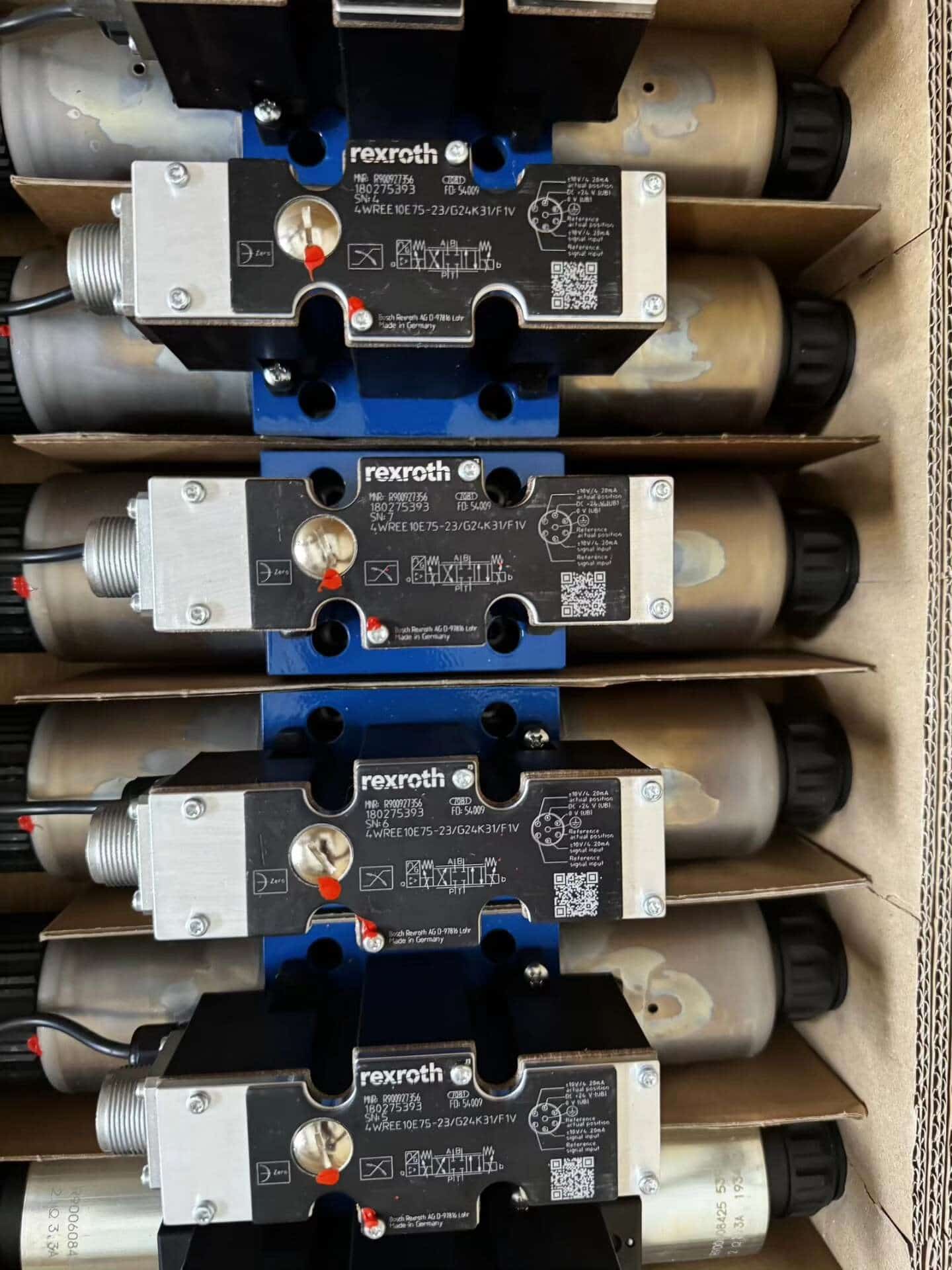 Brand New Original Bosch Rexroth Servo drive Valvola proporzionale 4WRZE25W8-325-7X/6EG24N9K31/A1D3M Servomotore Spedizione veloce