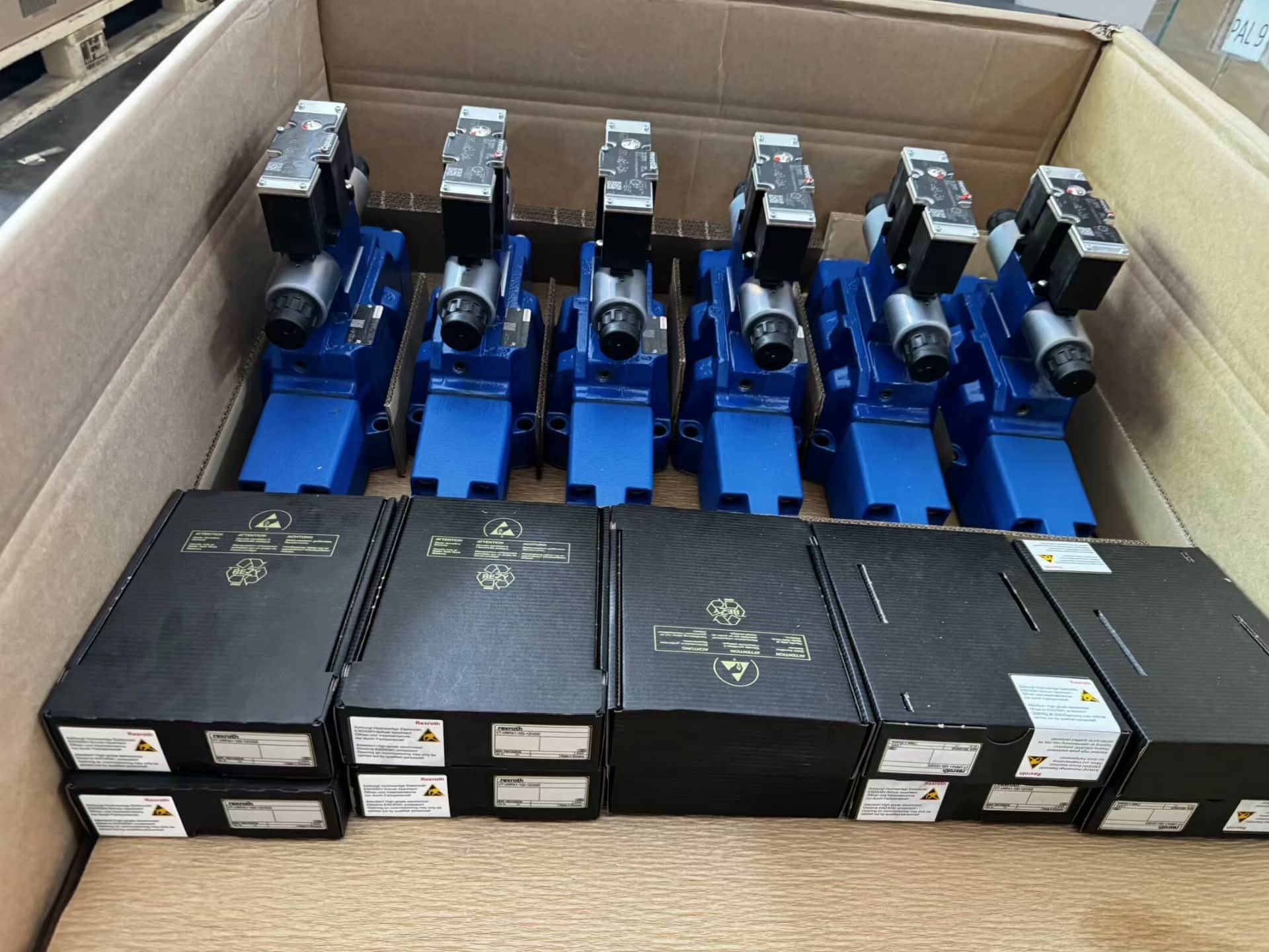 Brand New Original Bosch Rexroth Servo drive Valvola proporzionale4WRZE32W8-520-7X/6EG24N9K31/F1D3M Servomotore Spedizione Veloce