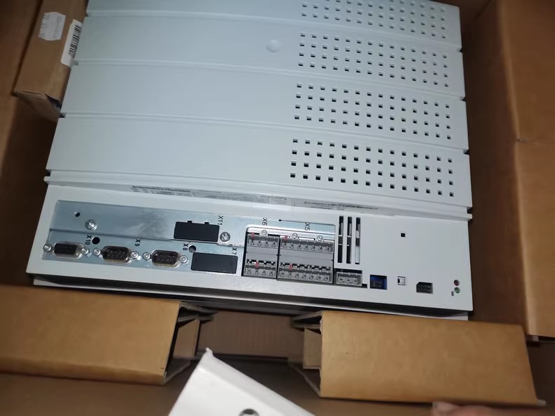 Nuovo modulo I/O industriale Lenze E82EV223-4B241 FedEx DHL spedizione veloce