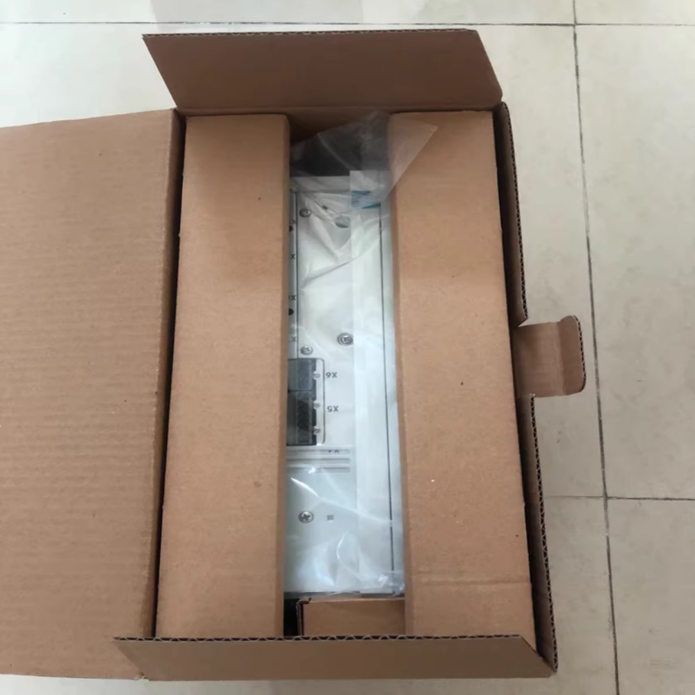 Nuovo modulo I/O industriale Lenze E82ZAFAC010 originale FedEx DHL spedizione veloce